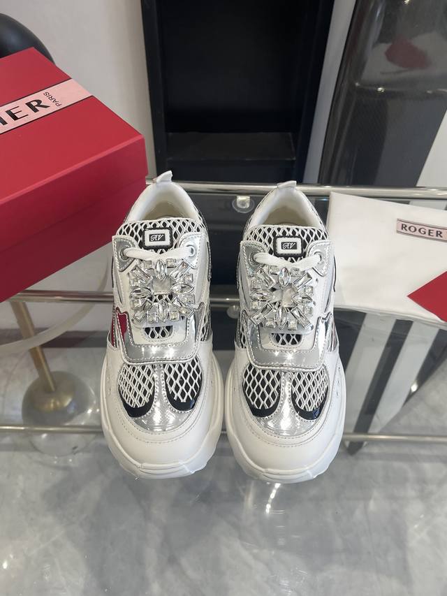 RV新款ROGER VIVIER 2025 Viv‘Motor系列 最美运动休闲鞋～维维亚精致风格 整双鞋子采购Zp开发打造，全部定制材料，独家开模大底，细节全