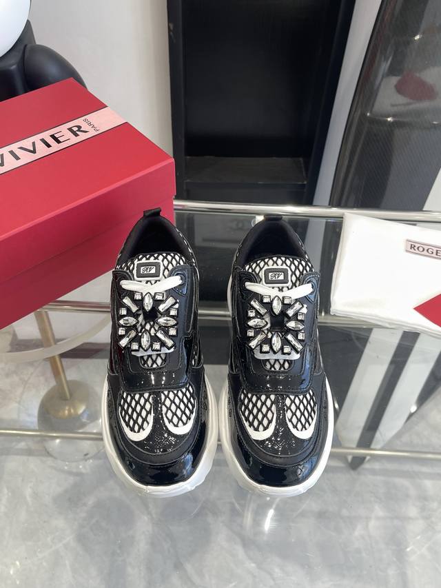 RV新款ROGER VIVIER 2025 Viv‘Motor系列 最美运动休闲鞋～维维亚精致风格 整双鞋子采购Zp开发打造，全部定制材料，独家开模大底，细节全