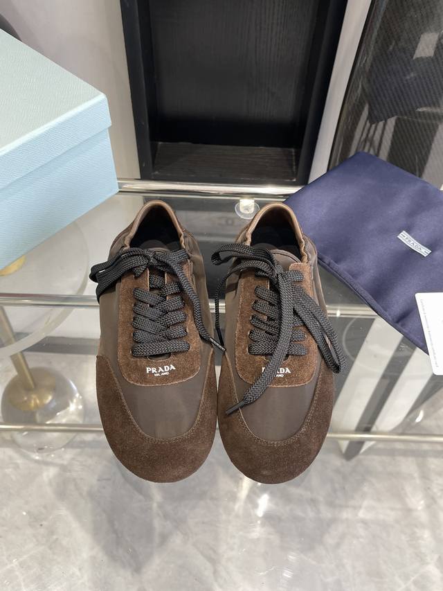 Prada 普拉达新款德训鞋 鞋面麂皮有肌理感，整双鞋子采购Zp开发打造，全部定制材料，独家开模大底，细节全部对版出货，连包装也做到跟正品一样。码数:35-41