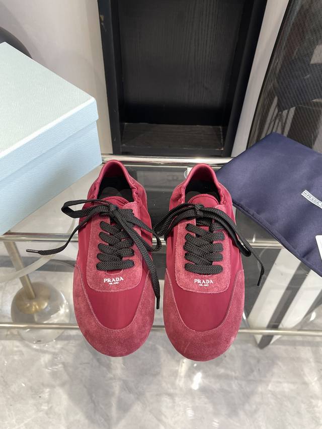 Prada 普拉达新款德训鞋 鞋面麂皮有肌理感，整双鞋子采购Zp开发打造，全部定制材料，独家开模大底，细节全部对版出货，连包装也做到跟正品一样。码数:35-41