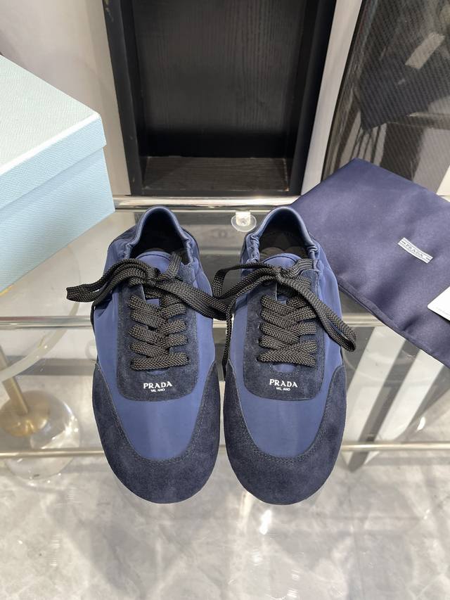 Prada 普拉达新款德训鞋 鞋面麂皮有肌理感，整双鞋子采购Zp开发打造，全部定制材料，独家开模大底，细节全部对版出货，连包装也做到跟正品一样。码数:35-41