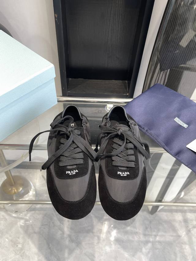 Prada 普拉达新款德训鞋 鞋面麂皮有肌理感，整双鞋子采购Zp开发打造，全部定制材料，独家开模大底，细节全部对版出货，连包装也做到跟正品一样。码数:35-41