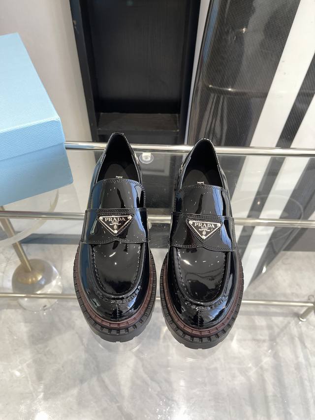 男20PRADA 新款 情侣 乐福鞋 整双鞋子采购Zp开发打造，全部定制材料，独家开模大底，细节全部对版出货，连包装也做到跟正品一样。码数:女35-45 45定