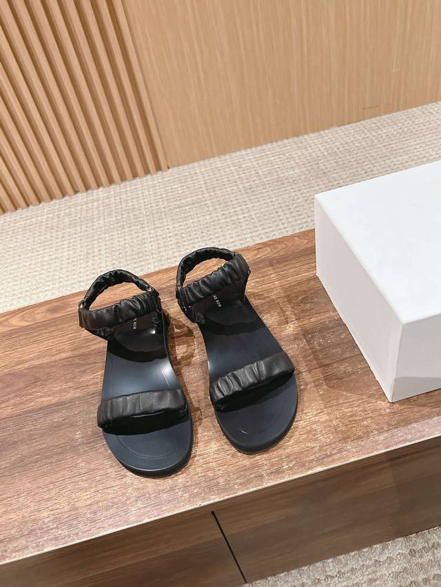 真皮极简百搭平底凉鞋 鞋脚真的是史上我穿过最最舒服的款式太柔软啦！磨脚星人一定要收了它 有一丢高级又简约的感觉其实除了好看以外它的舒适度真的是好穿到舍不得脱下来