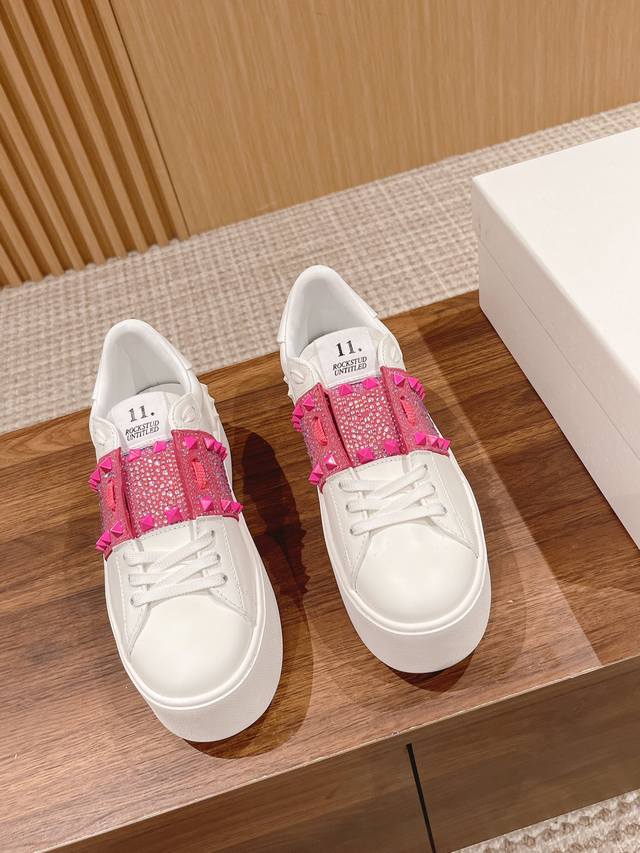 顶级 男+10 情侣款 Valentino Untitled#华伦天奴经典铆钉小白鞋 23春夏最新款#松糕厚底运动鞋原版定制小牛皮 牛皮里独家开模大底 底厚5.