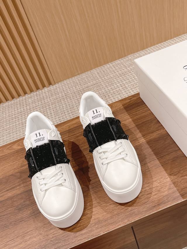 顶级 男+10 情侣款 Valentino Untitled#华伦天奴经典铆钉小白鞋 23春夏最新款#松糕厚底运动鞋原版定制小牛皮 牛皮里独家开模大底 底厚5.