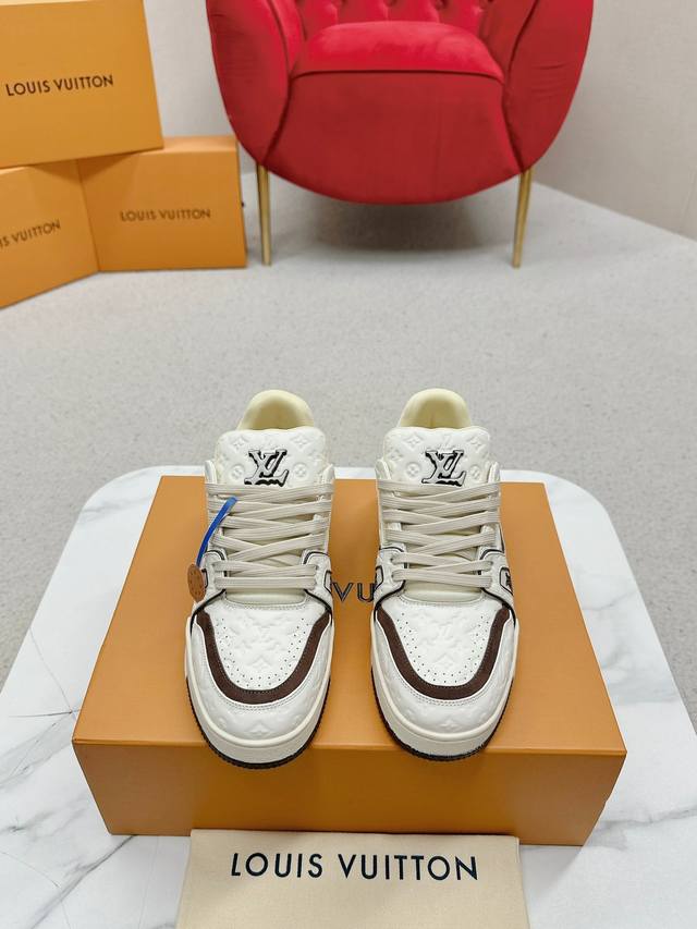 LV TRAINER 运动鞋这个版本的LV Trainer运动鞋是一种拼布的Monogram牛仔布，在颜色和尺度上都有一种翻新的效果。这种标志性的风格，最初是由