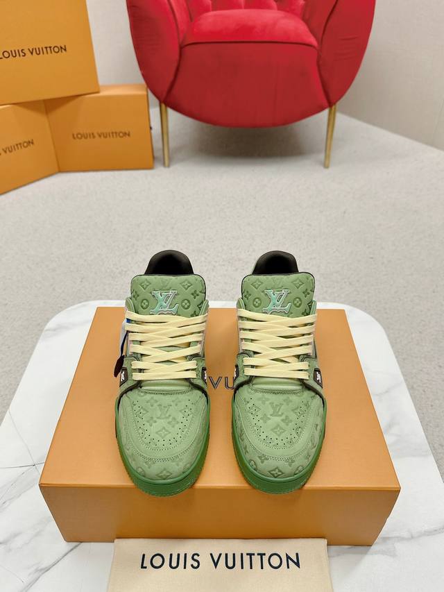 LV TRAINER 运动鞋这个版本的LV Trainer运动鞋是一种拼布的Monogram牛仔布，在颜色和尺度上都有一种翻新的效果。这种标志性的风格，最初是由