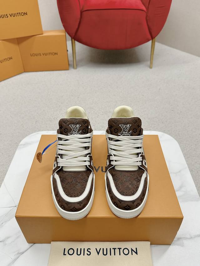 LV TRAINER 运动鞋这个版本的LV Trainer运动鞋是一种拼布的Monogram牛仔布，在颜色和尺度上都有一种翻新的效果。这种标志性的风格，最初是由