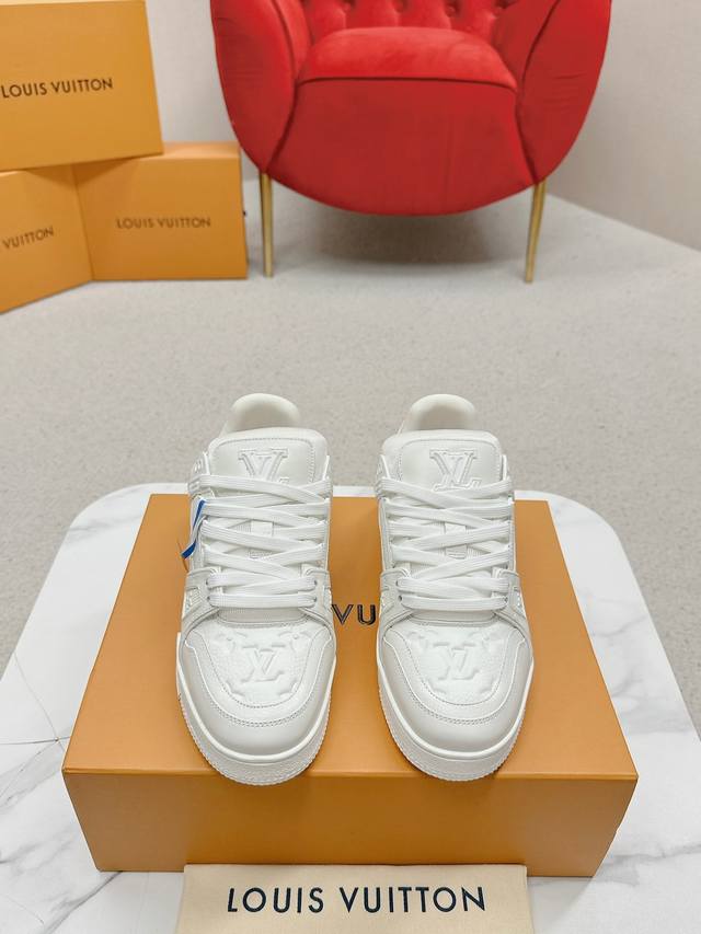 LV TRAINER 运动鞋这个版本的LV Trainer运动鞋是一种拼布的Monogram牛仔布，在颜色和尺度上都有一种翻新的效果。这种标志性的风格，最初是由