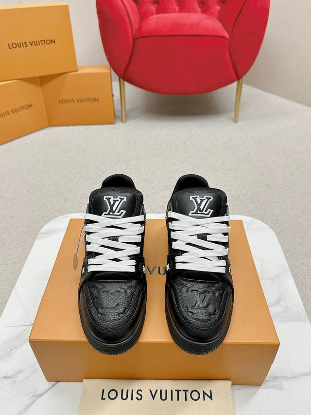 LV TRAINER 运动鞋这个版本的LV Trainer运动鞋是一种拼布的Monogram牛仔布，在颜色和尺度上都有一种翻新的效果。这种标志性的风格，最初是由
