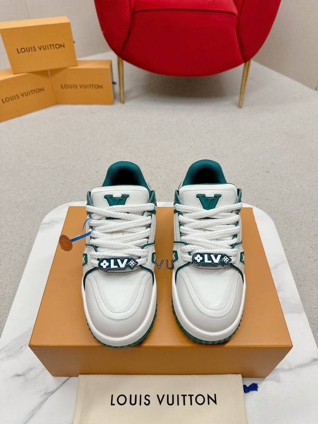 原版开发 品质出货 欢迎对比 LVTRAINER MAXI 胖嘟嘟情侣款运动鞋 天花板级别。对版出货 LV Trainer Maxi运动鞋将成衣系列的宽松廓形引