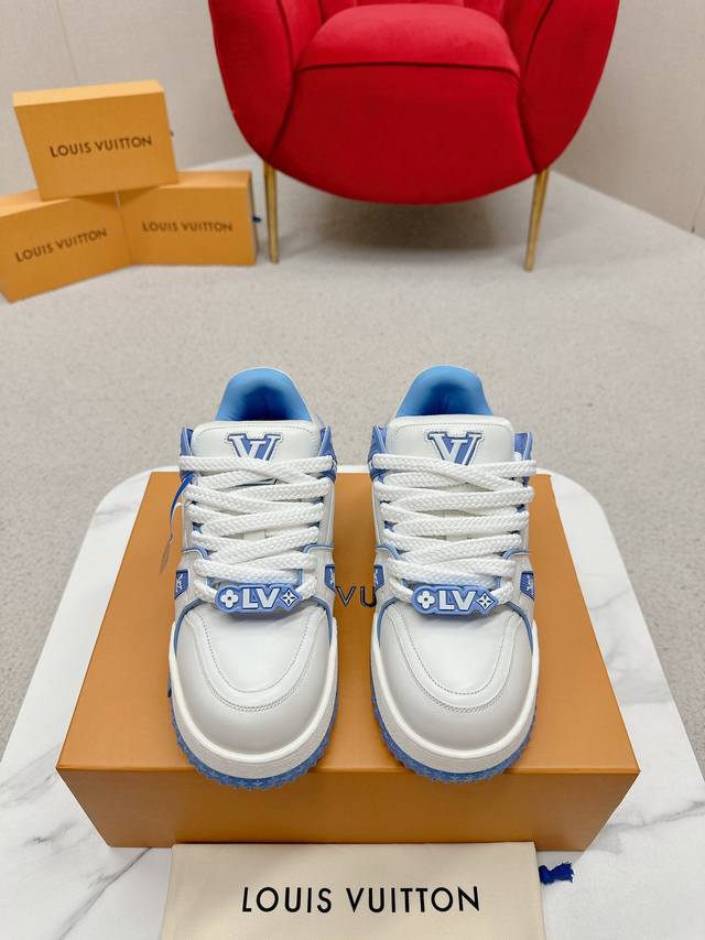 原版开发 品质出货 欢迎对比 LVTRAINER MAXI 胖嘟嘟情侣款运动鞋 天花板级别。对版出货 LV Trainer Maxi运动鞋将成衣系列的宽松廓形引