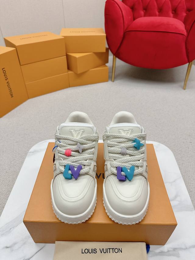 原版开发 品质出货 欢迎对比 LVTRAINER MAXI 胖嘟嘟情侣款运动鞋 天花板级别。对版出货 LV Trainer Maxi运动鞋将成衣系列的宽松廓形引