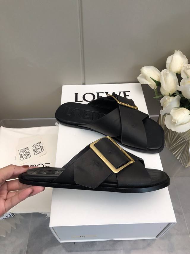 Loewe拖鞋 25新款 超经典 鞋柜必备单品 大热时尚风格这个太好看了吧 外形显露出优雅的气质 这款鞋可以说是我穿过最舒服的没有之一打造的就是一个舒适nice