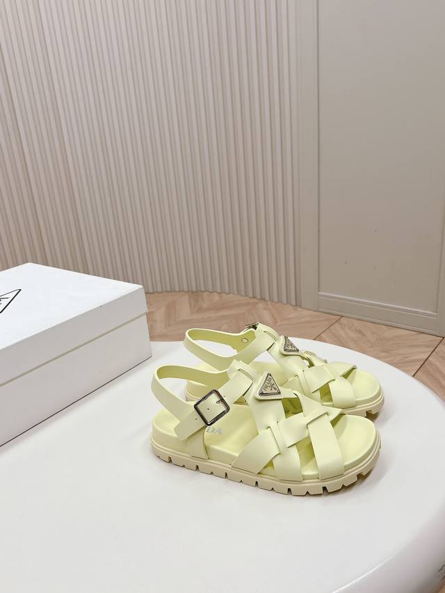 最新系列！Prada 普拉达2024春夏新款凉鞋 最新走秀系列，经典升级 舒适度与时髦度并存 每个颜色搭配都好看，设计搭配不同风格需求 鞋面：定制面料 内里: