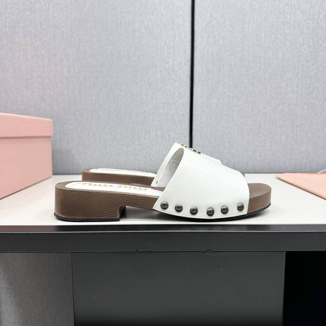 MiuMiu缪缪春夏秀款拖鞋 25秀款出镜率最高单品 简约鞋面金色miumiu字母logo非常的醒目 袜子10四个色可选 搭配半脚袜饰以装饰，显得格外的好看时髦