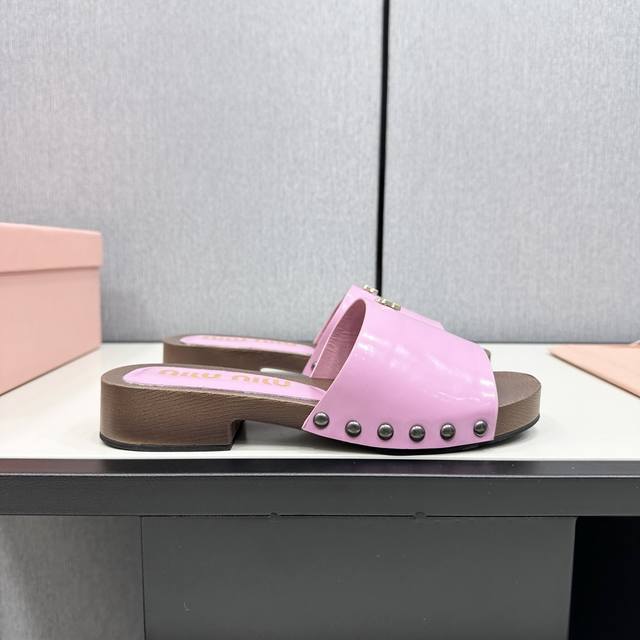 MiuMiu缪缪春夏秀款拖鞋 25秀款出镜率最高单品 简约鞋面金色miumiu字母logo非常的醒目 袜子10四个色可选 搭配半脚袜饰以装饰，显得格外的好看时髦