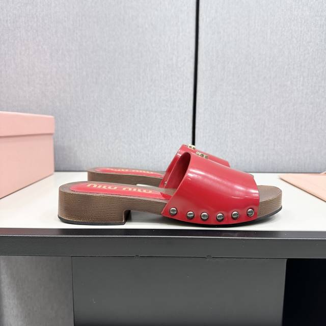 MiuMiu缪缪春夏秀款拖鞋 25秀款出镜率最高单品 简约鞋面金色miumiu字母logo非常的醒目 袜子10四个色可选 搭配半脚袜饰以装饰，显得格外的好看时髦
