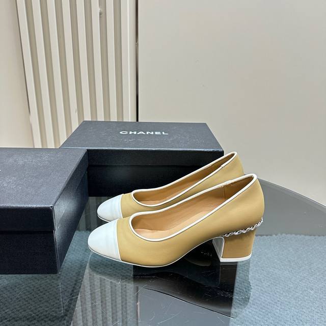 厂价 CHANE*｜小香25C早春新品双C玛丽珍鞋对它一见钟情 不夸张哦～这大概就是小香的魅力 总是很懂女生虽然看上去很冷但配上黑丝袜特有感觉 是今年的最新款来