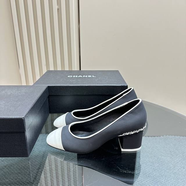 厂价 CHANE*｜小香25C早春新品双C玛丽珍鞋对它一见钟情 不夸张哦～这大概就是小香的魅力 总是很懂女生虽然看上去很冷但配上黑丝袜特有感觉 是今年的最新款来