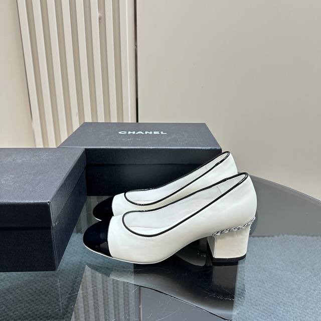 厂价 CHANE*｜小香25C早春新品双C玛丽珍鞋对它一见钟情 不夸张哦～这大概就是小香的魅力 总是很懂女生虽然看上去很冷但配上黑丝袜特有感觉 是今年的最新款来