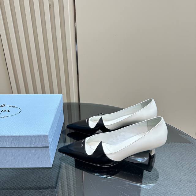 厂价 PRADA 普拉达25走秀尖头猫跟单鞋必须夸一下这双小猫跟挺高级的 酷中带点小性感！鞋面采用进口开边珠牛皮内里垫脚进口小羊皮 意大利进口牛皮大底跟高：5.