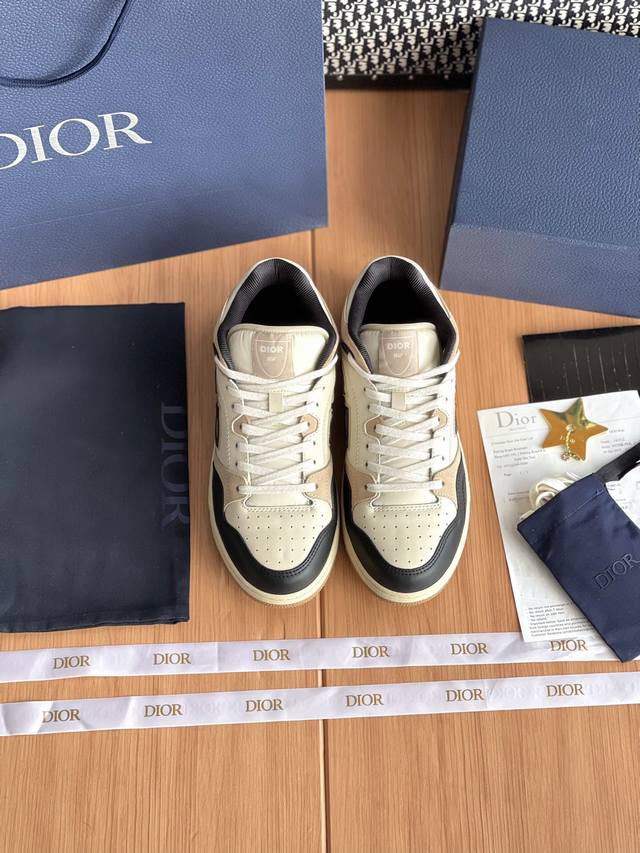Dior B57中帮款整双鞋子采购Zp开发打造，全部定制材料，独家开模大底，细节全部对版出货，连包装也做到跟正品一样。码数:男39-44