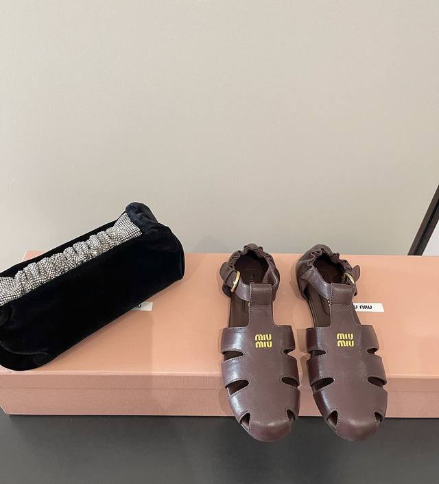 miumiu 早春欧美复古时尚后松紧带罗马凉单鞋原版顶级复刻 专柜同步发售 面料采用特供进口小牛皮面 整双鞋就是非常显质感 内里垫脚牛皮 进口原版真皮大底 款式