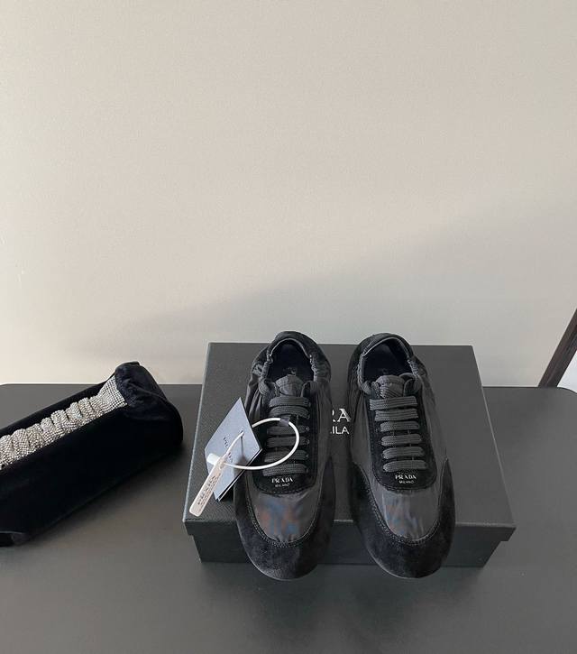 PRADA 早春多色舒适新款德训芭蕾舞鞋原版顶级复刻 专柜同步发售 面料采用特供进口面料混羊京皮面 整双鞋就是非常显质感 内里垫脚牛皮 进口原版橡胶底 款式简约