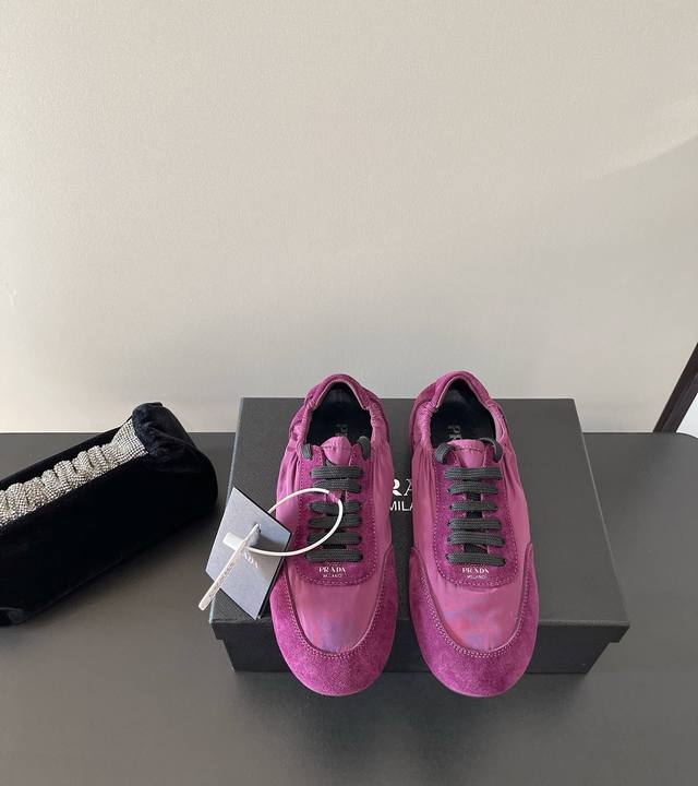 PRADA 早春多色舒适新款德训芭蕾舞鞋原版顶级复刻 专柜同步发售 面料采用特供进口面料混羊京皮面 整双鞋就是非常显质感 内里垫脚牛皮 进口原版橡胶底 款式简约