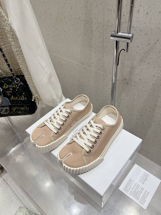 情侣款 配一双分趾袜 Maison Margiela *马吉拉春夏新品 专柜最新走秀款tabi分趾休闲帆布鞋系列～MM6马吉拉经典阿甘复古休闲运动鞋 四季可穿搭