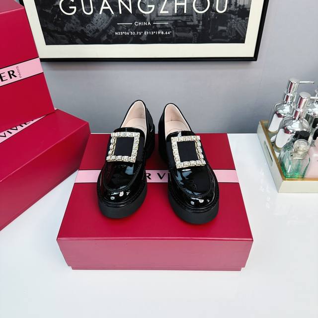 Roger Vivier2025春款厚底乐福鞋震撼上市最经典的楦型加上新款的厚底，展现独特的魅力。鞋面：进口小牛漆皮内里：进口混种羊里大底：耐磨绒大底饰扣：进口