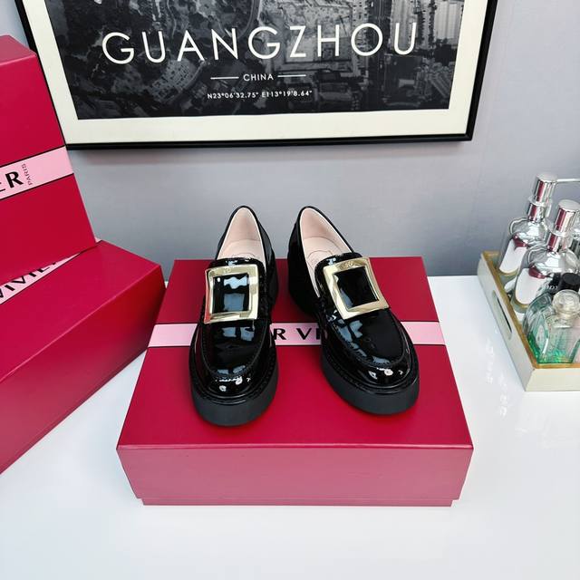 Roger Vivier2025春款厚底乐福鞋震撼上市最经典的楦型加上新款的厚底，展现独特的魅力。鞋面：进口小牛漆皮内里：进口混种羊里大底：耐磨绒大底饰扣：电镀