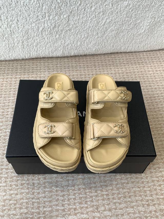 CHANEL2025春夏最新面料 专柜主推魔术贴沙滩凉鞋新色系列上新★★★★★ 众多明星网红上脚，国内外博主刷爆的一个百搭系列，春夏衣橱搭配必备 凉鞋首选. 鞋