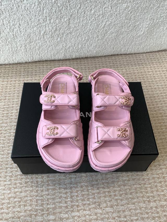 CHANEL2025春夏最新面料 专柜主推魔术贴沙滩凉鞋新色系列上新★★★★★ 众多明星网红上脚，国内外博主刷爆的一个百搭系列，春夏衣橱搭配必备 凉鞋首选. 鞋