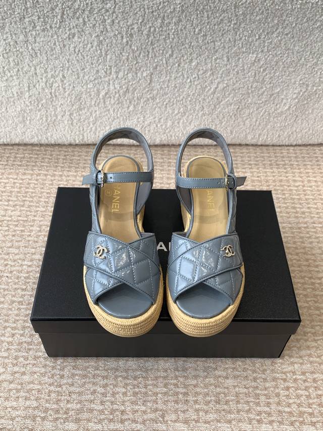 CHANEL2025春夏最新面料★★★★★ 众多明星网红上脚，国内外博主刷爆的一个百搭系列，春夏衣橱搭配必备 凉鞋首选. 鞋面：进口超柔羊皮 内里: 进口水晶羊