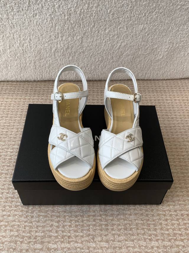 CHANEL2025春夏最新面料★★★★★ 众多明星网红上脚，国内外博主刷爆的一个百搭系列，春夏衣橱搭配必备 凉鞋首选. 鞋面：进口超柔羊皮 内里: 进口水晶羊