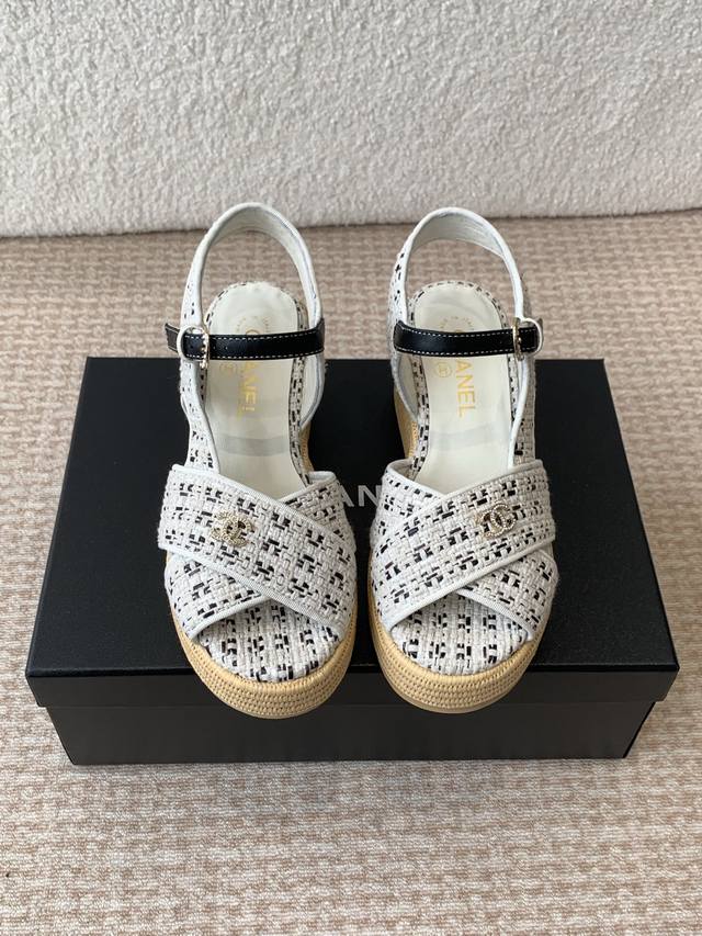 CHANEL2025春夏最新面料★★★★★ 众多明星网红上脚，国内外博主刷爆的一个百搭系列，春夏衣橱搭配必备 凉鞋首选. 鞋面：进口超柔羊皮 内里: 进口水晶羊