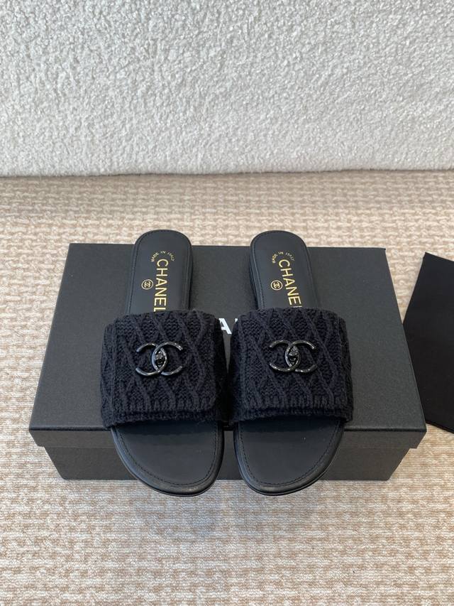 Chanel 小香 24ss 春夏新品度假 毛线懒人拖 鞋小香的一款全新设计 鞋面毛线纯手工编织搭配双C五金装饰 简约百搭上脚超级美的 怎么看都超美鞋面：采用羊