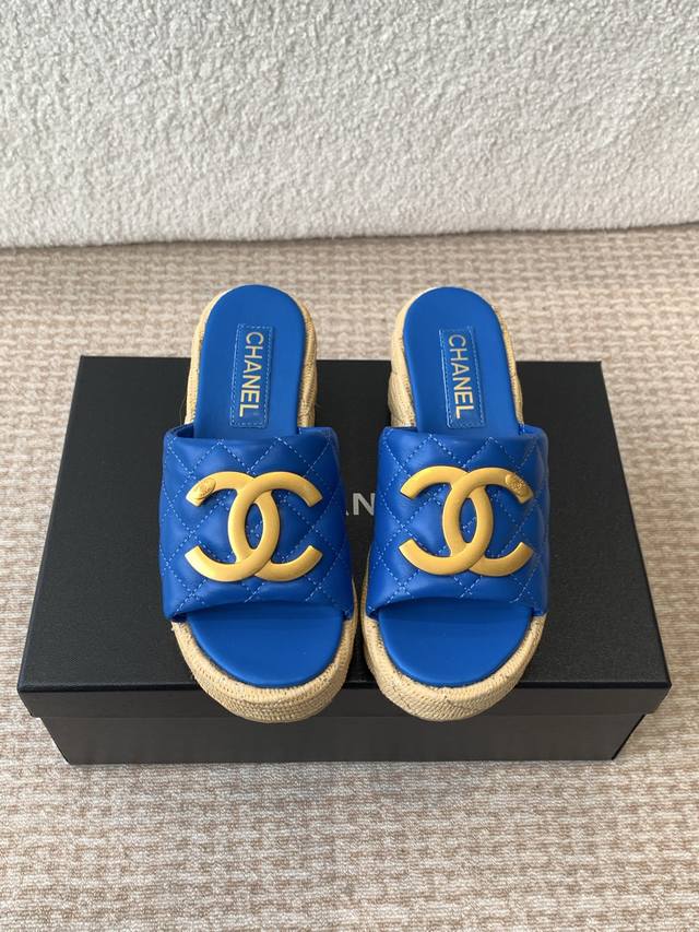 CHANEL2025★★★★★ 众多明星网红上脚，国内外博主刷爆的一个百搭系列，春夏衣橱搭配必备 凉鞋首选. 鞋面：进口超柔羊皮 绸缎 内里: 进口水晶羊皮内里