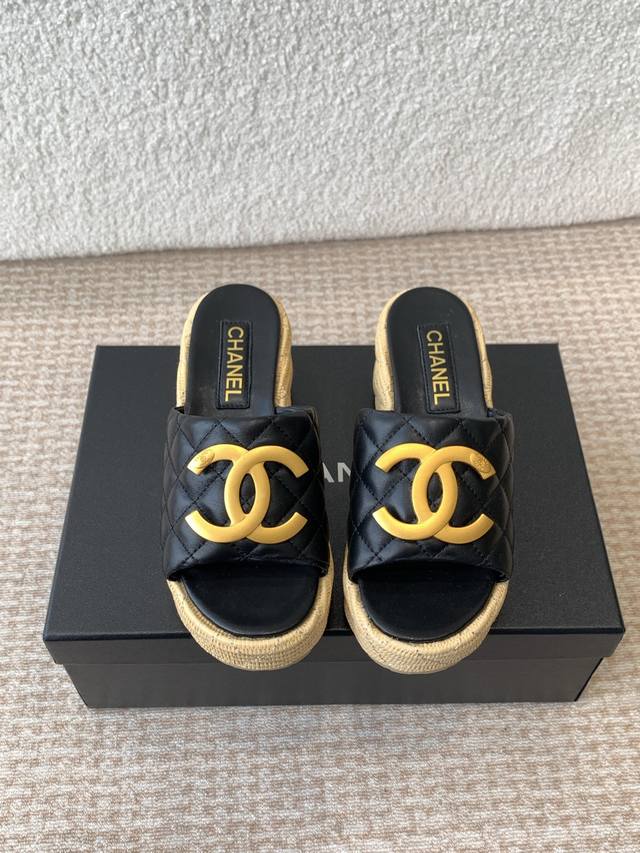CHANEL2025★★★★★ 众多明星网红上脚，国内外博主刷爆的一个百搭系列，春夏衣橱搭配必备 凉鞋首选. 鞋面：进口超柔羊皮 绸缎 内里: 进口水晶羊皮内里