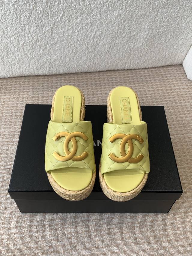 CHANEL2025★★★★★ 众多明星网红上脚，国内外博主刷爆的一个百搭系列，春夏衣橱搭配必备 凉鞋首选. 鞋面：进口超柔羊皮 绸缎 内里: 进口水晶羊皮内里