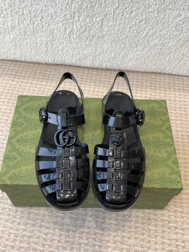Gucci春夏新款 双G果冻凉鞋 TPU材质。专柜购买原版 ，所有细节、材料 ，全部跟你在专柜买到的都一样 ！模具耗时一个半月，一对鞋子的模具重达1吨！真正能做