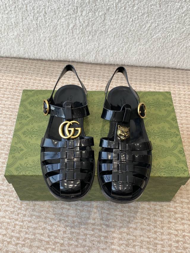 Gucci春夏新款 双G果冻凉鞋 TPU材质。专柜购买原版 ，所有细节、材料 ，全部跟你在专柜买到的都一样 ！模具耗时一个半月，一对鞋子的模具重达1吨！真正能做