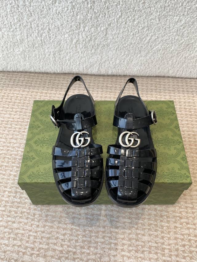 Gucci春夏新款 双G果冻凉鞋 TPU材质。专柜购买原版 ，所有细节、材料 ，全部跟你在专柜买到的都一样 ！模具耗时一个半月，一对鞋子的模具重达1吨！真正能做