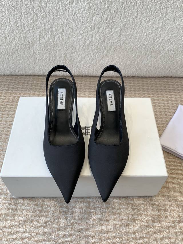 Toteme 25ss 春夏新款 后空凉鞋 细跟穆勒鞋进口皮高级舒适，配女神们的半身裙，不规则的弧形尖头，晚宴系列专属高跟鞋贯穿整季lookbook完全戳中我，