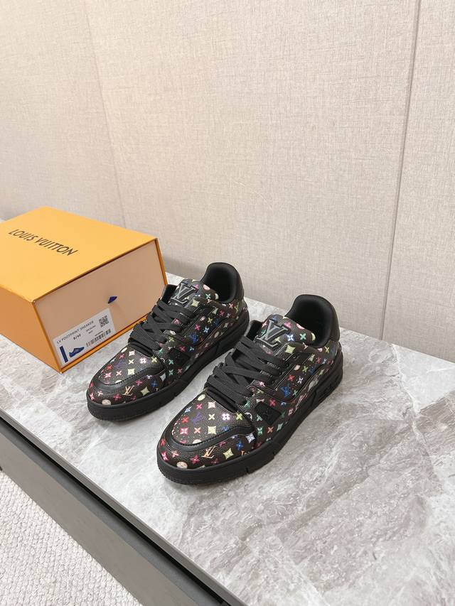 LV路易威登x 村上隆联名情侣款运动鞋 本款 LV Trainer 运动鞋选用原版小牛皮革演绎路易威登 x 村上隆再版系列的鲜明美学，以老花迷彩经典图案彰显缤纷