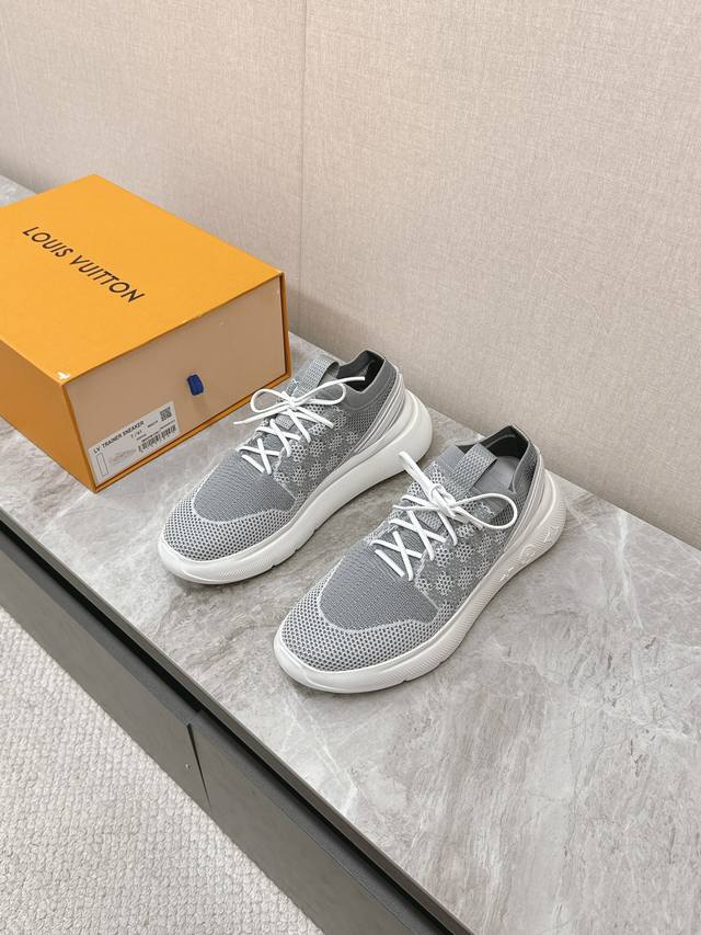Louis Vuitton 路易威登25ss最新弹力布运动鞋 春夏秀场出镜率最高的一款单品 超多名模上脚 简约大方非常百搭 鞋面采用进口弹力布； 侧面驴家专属鸽