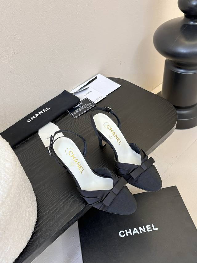 Chanel 小香25CA新品蝴蝶结单鞋系列原版1:1复刻 经典中的经典无论搭配裤装还是裙装都是完美小圆头的设计很好的修饰脚型 小仙女们必备！鞋面采用进口真丝内